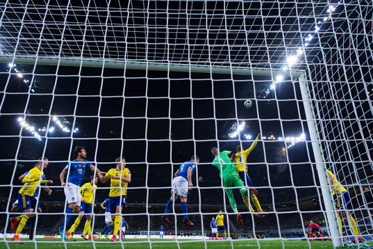 Sveriges målvakt Robin Olsen boxar undan bollen