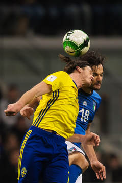 Sveriges Gustav Svensson i en luftduell med Italiens Marco