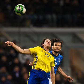 Sveriges Gustav Svensson i en luftduell med Italiens Marco