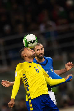 Sveriges Isaac Kiese Thelin i en luftduell med Italiens