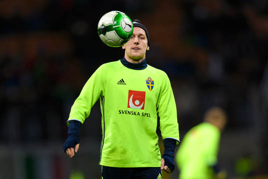 Sveriges Emil Forsberg värmer upp innan fotbollsmatchen i