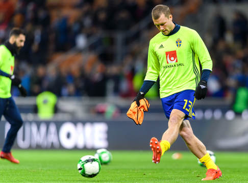 Sveriges Jakob Johansson värmer upp innan fotbollsmatchen