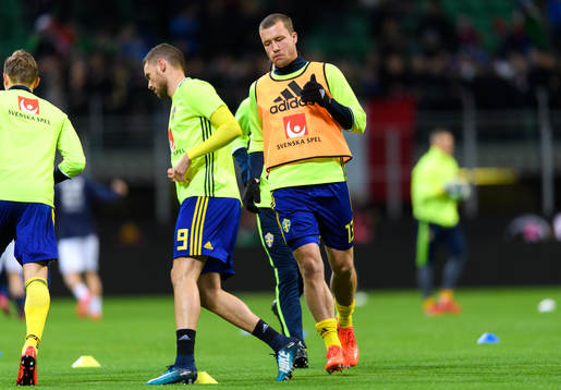 Sveriges Jakob Johansson värmer upp innan fotbollsmatchen