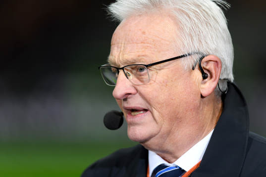 Hans Backe i Eurosports Studio innan fotbollsmatchen i