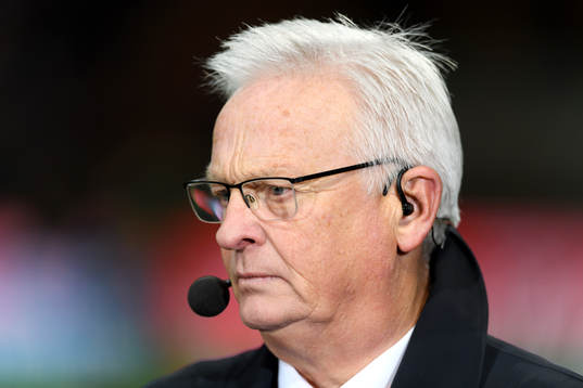 Hans Backe i Eurosports Studio innan fotbollsmatchen i