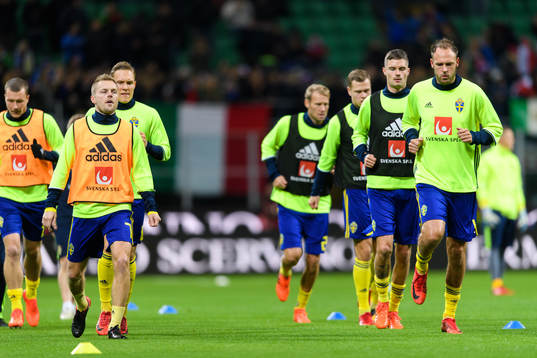 Sveriges spelare värme upp innan fotbollsmatchen i