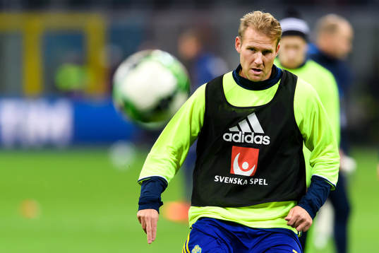 Sveriges Ola Toivonen värme upp innan fotbollsmatchen i