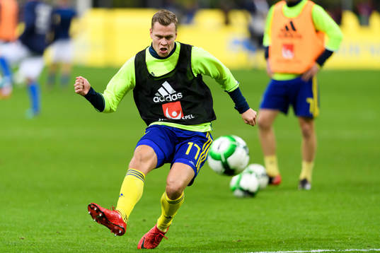 Sveriges Viktor Claesson värmer upp innan fotbollsmatchen