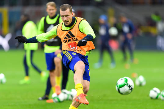 Sveriges Jakob Johansson värme upp innan fotbollsmatchen i