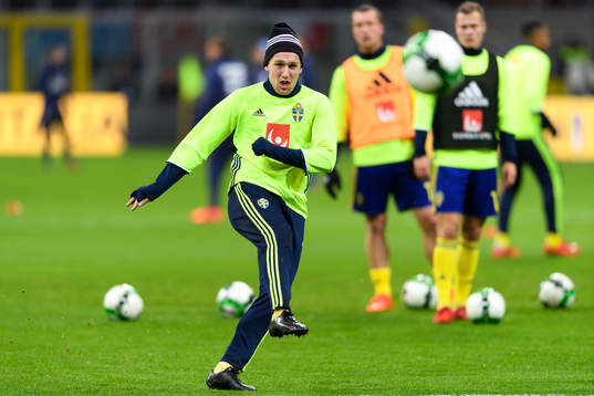 Sveriges Emil Forsberg värme upp innan fotbollsmatchen i