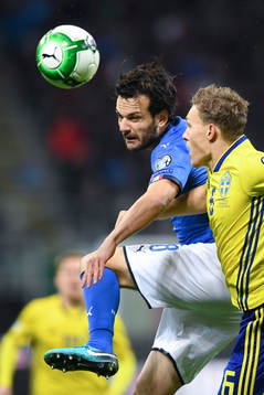 Italiens Marco Parolo och Sveriges Ludwig Augustinsson
