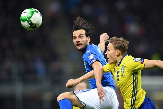Italiens Marco Parolo och Sveriges Ludwig Augustinsson