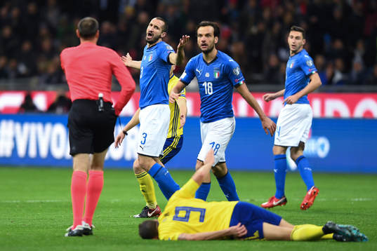 Italiens Giorgio Chiellini reagerar mot domaren