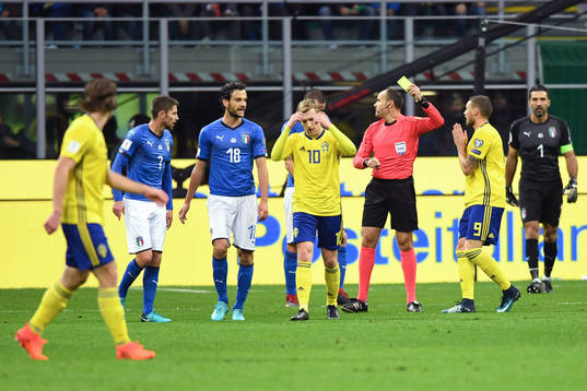 Sveriges Emil Forsberg får gult kort