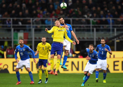 Sveriges Ola Toivonen och Italiens Marco Parolo