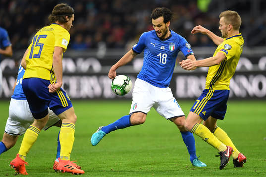 Italiens Marco Parolo och Sveriges Sebastian Larsson