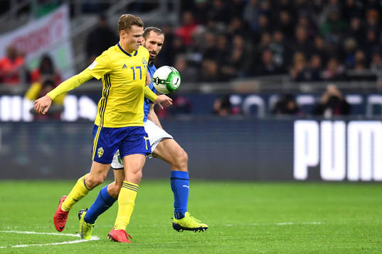 Sveriges Viktor Claesson och Italiens Giorgio Chiellini
