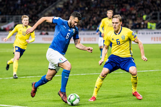 Italiens Antonio Candreva mot Sveriges Ludwig Augustinsson