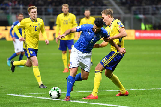 Italiens Antonio Candreva och Sveriges Ludwig Augustinsson