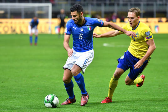 Italiens Antonio Candreva och Sveriges Ludwig Augustinsson