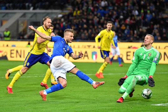 Italiens Ciro Immobile skjuter mot Sveriges målvakt Robin