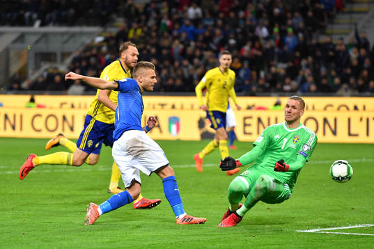 Italiens Ciro Immobile skjuter mot Sveriges målvakt Robin