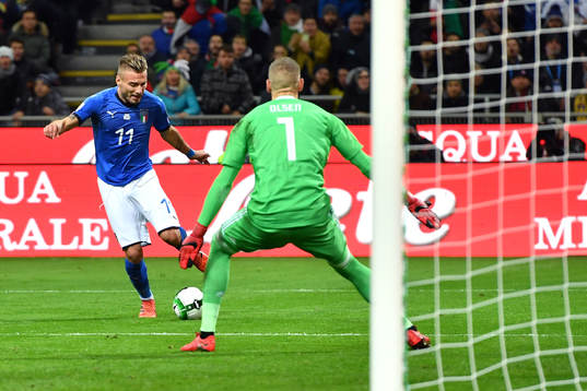 Italiens Ciro Immobile och Sveriges målvakt Robin Olsen