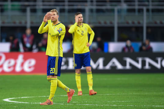 Sveriges Ola Toivonen tackar publiken när han blir utbytt