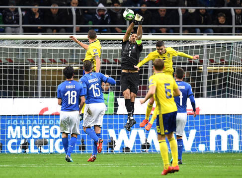 Italiens målvakt Gianluigi Buffon boxar undan en boll