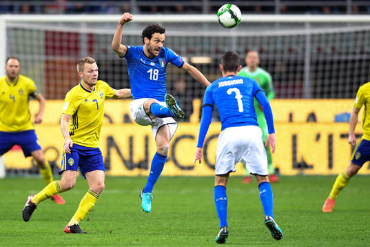 Sveriges Sebastian Larsson och Italiens Marco Parolo