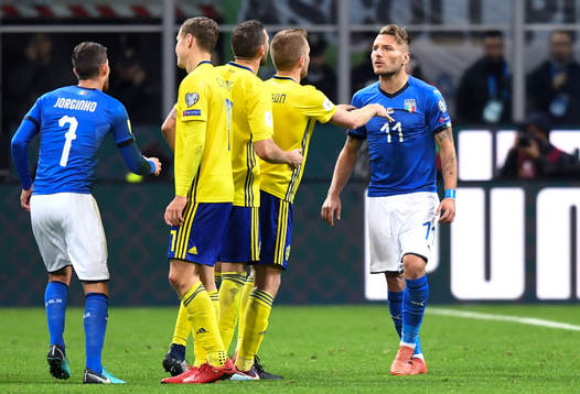 Sveriges Sebastian Larsson reagerar mot Italiens Ciro