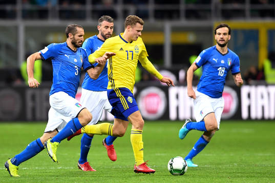 Sveriges Viktor Claesson mor Italiens Giorgio Chiellini,