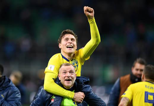 Sveriges Victor Nilsson Lindelöf och John Guidetti jublar