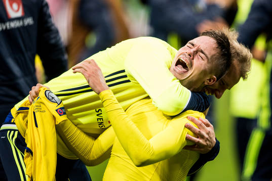 Sveriges Mikael Lustig jublar