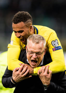Sveriges Isaac Kiese Thelin jublar med förbundskapten