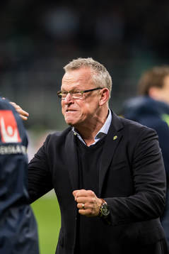 Sveriges förbundskapten Janne Andersson jublar