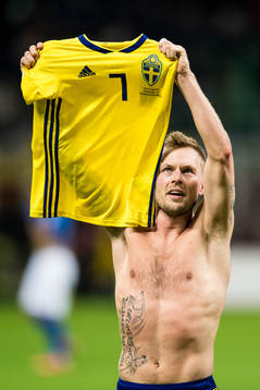 Sveriges Sebastian Larsson jublar