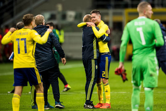 Sveriges Mikael Lustig jublar