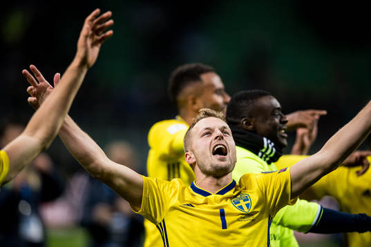 Sveriges Sebastian Larsson jublar