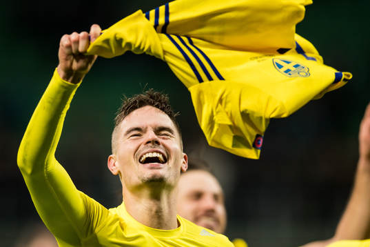 Sveriges Mikael Lustig jublar