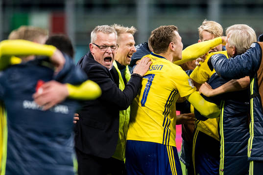 Sveriges förbundskapten Janne Andersson (tv) jublar med