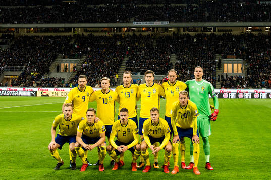 Sveriges startelva ställer upp för en lagbild, övre