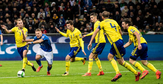 Italiens Ciro Immobile mot Sveriges Sebastian Larsson,