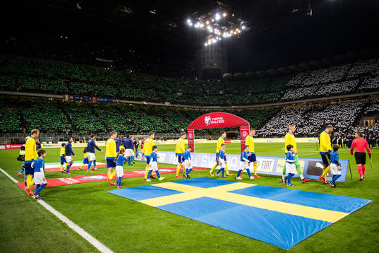 Sveriges spelare gör entré på Stadio Guiseppe Meazza,