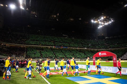 Sveriges spelare gör entré på Stadio Guiseppe Meazza,