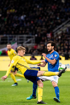 Sveriges Emil Forsberg och Italiens Marco Parolo