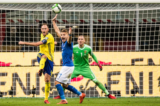 Sveriges Andreas Granqvist rensar undan framför Italiens