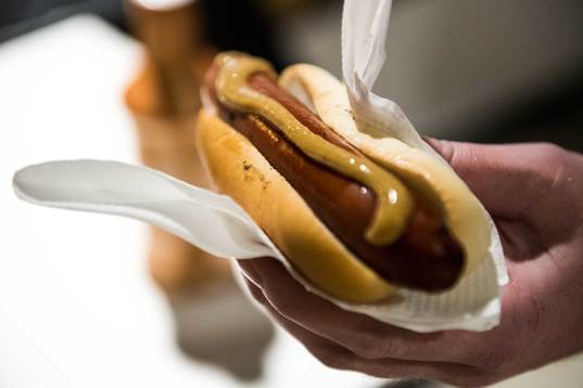 en grillad korv innan ishockeymatchen i SHL mellan