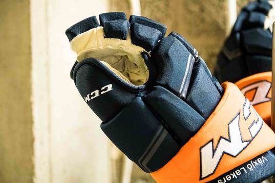 en handske innan ishockeymatchen i SHL mellan Karlskrona