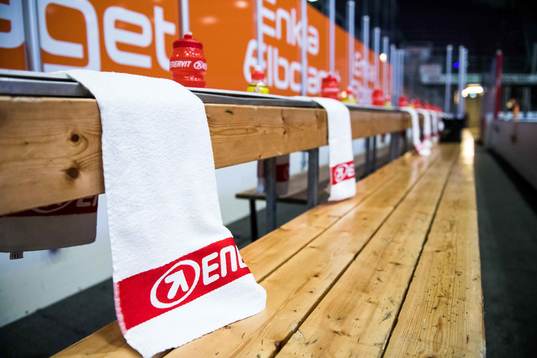 handdukar i båset innan ishockeymatchen i SHL mellan